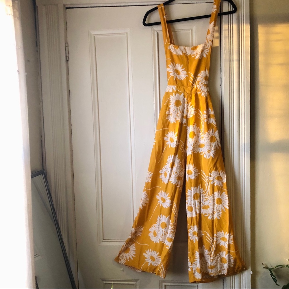 Esprit - vintage 70s-inspired bib front jumpsuit🌼